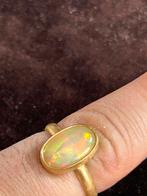 Mooi 18k geelgouden ring bezet met opaal ., Bijoux, Sacs & Beauté, Bagues, Comme neuf, Enlèvement ou Envoi
