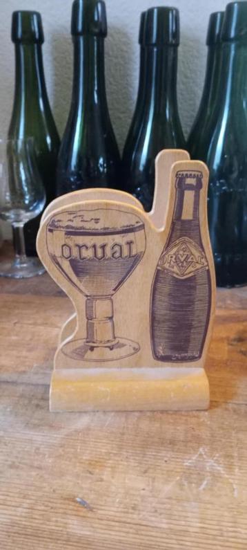 Brasserie bierhouder met houten Trappist d'Orval onderzetter beschikbaar voor biedingen