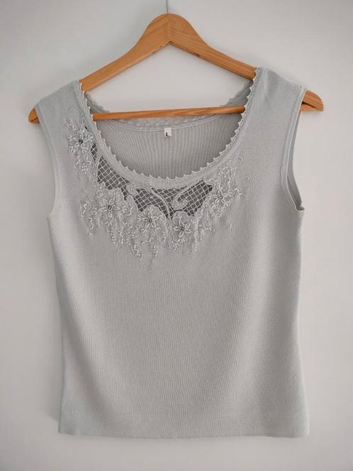 Licht grijs topje met pareltjes en steentjes., Kleding | Dames, Topjes, Zo goed als nieuw, Maat 38/40 (M), Grijs, Zonder mouw