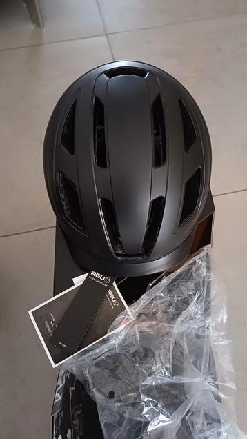 fiets (helm) nieuw AGU met LEDverlichting beschikbaar voor biedingen