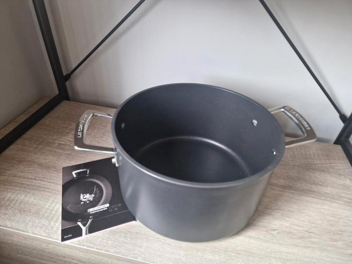 Le creuset 24cm Deep casserole non stick., Maison & Meubles, Cuisine | Casseroles & Poêles, Neuf, Casserole ou Cocotte-minute