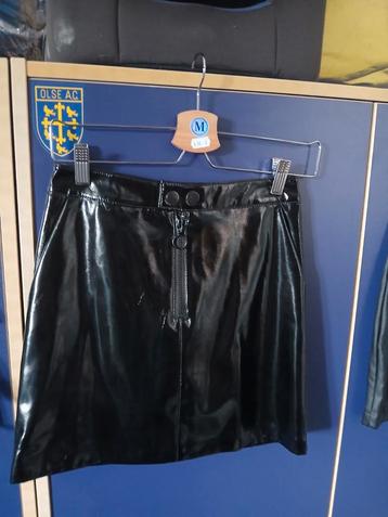 Zwarte rok beschikbaar voor biedingen