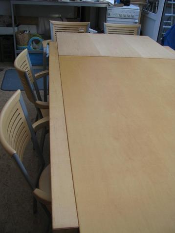 Eetkamer in blank hout, tafel met 6 stoelen en buffetkast  beschikbaar voor biedingen