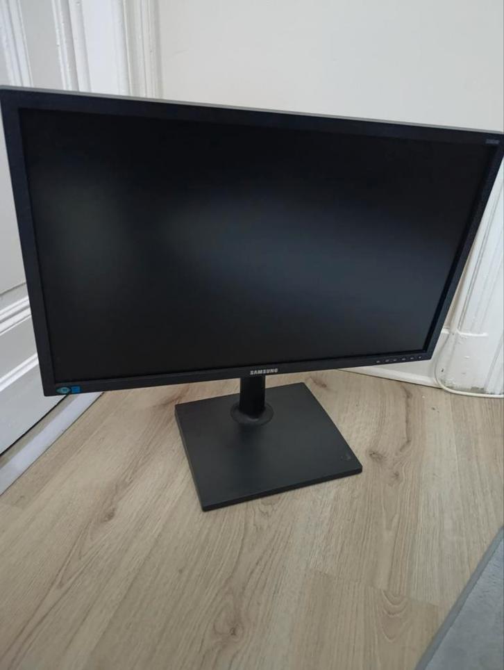 Écran Samsung S24E450 – 24 pouces, Informatique & Logiciels, Moniteurs, DVI, VGA, Réglable en hauteur, LED, HD, Enlèvement