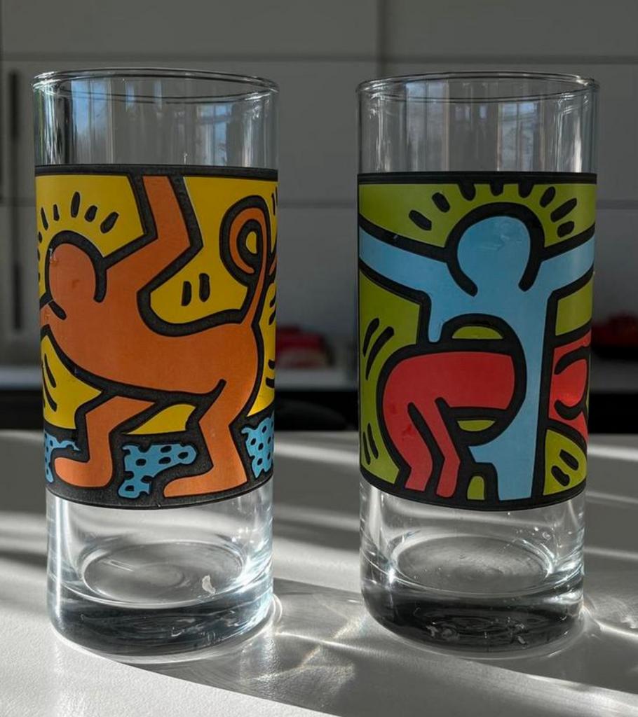 2 Pop-Art glazen Keith Haring - jaren ‘90, Verzamelen, Glas en Drinkglazen, Zo goed als nieuw, Ophalen