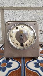 Oude vintage wekkerradio van het merk Aura, Ophalen