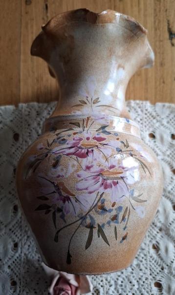 Franse gres vaas met roze bloemen beschikbaar voor biedingen