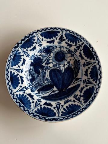 Antiek bord Delft, 18de eeuw, aardewerk beschikbaar voor biedingen