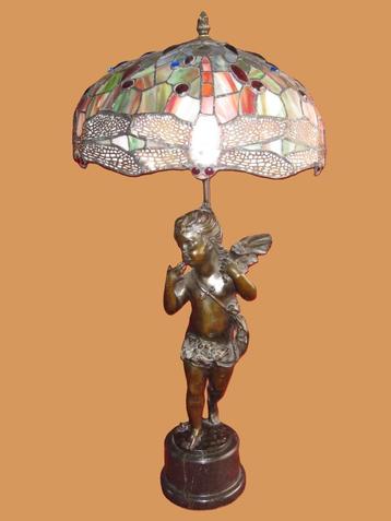 Grote bronzen beeld met Tiffanykap lamp engel in brons.    beschikbaar voor biedingen