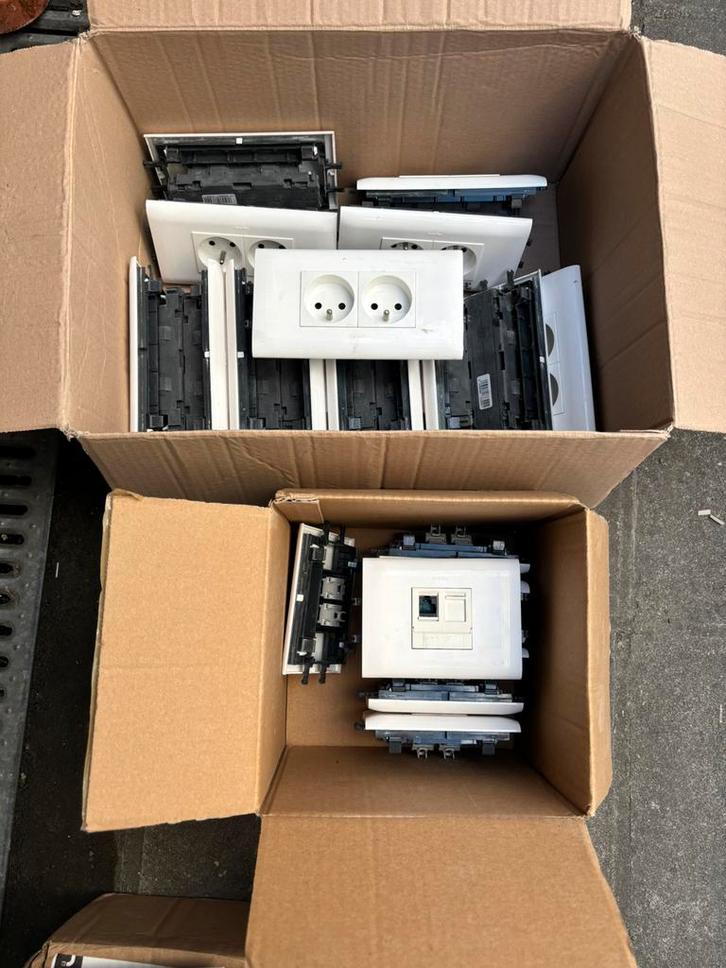 Legrand RJ45 stopcontactschakelaar, eindkap, hoekgoot, Doe-het-zelf en Bouw, Elektriciteit en Kabels, Gebruikt, Stekker, Ophalen of Verzenden