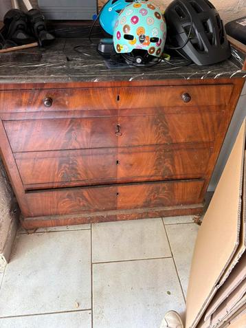 Commode antiek beschikbaar voor biedingen