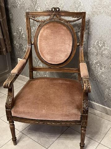 Antieke armstoel beschikbaar voor biedingen
