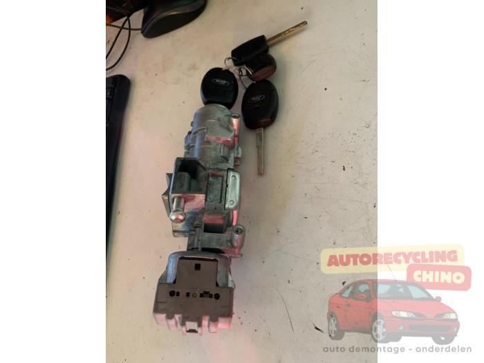 Serrure de contact + clé d'un Ford Focus, Autos : Pièces & Accessoires, Autres pièces automobiles, Ford, Utilisé, 3 mois de garantie
