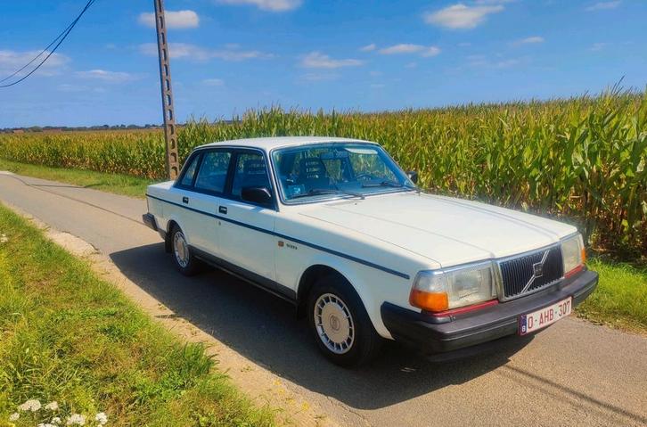 Volvo 240, Auto's, Oldtimers, Particulier, Volvo, Benzine, Berline, 4 deurs, Handgeschakeld, Wit, Blauw, Stof, Achterwielaandrijving