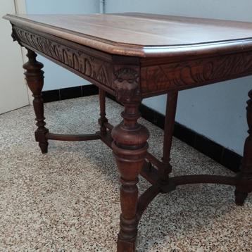 Table  disponible aux enchères