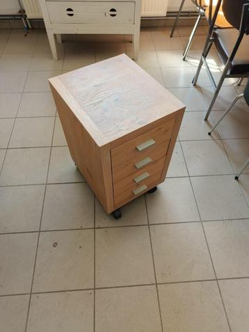 Bureaukastje beschikbaar voor biedingen