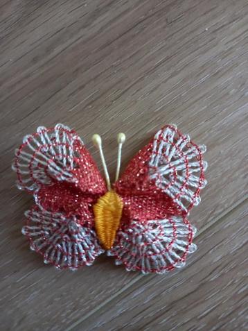 broche en dentelle