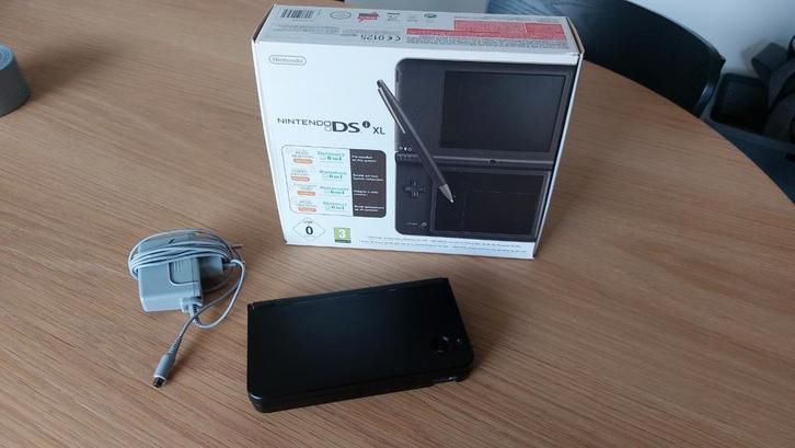 Nintendo DSi XL (met case), Games en Spelcomputers, Spelcomputers | Nintendo DS, Zo goed als nieuw, Dsi, Ophalen of Verzenden