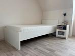 Eenpersoonsbed met lattenbodem, matras en nachtkastje, Huis en Inrichting, Slaapkamer | Bedden, Ophalen, Zo goed als nieuw, Wit