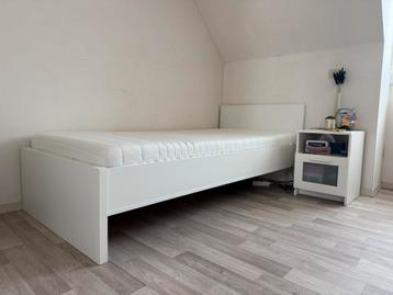 Eenpersoonsbed met lattenbodem, matras en nachtkastje beschikbaar voor biedingen