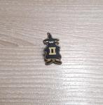 PIN - LOGO - HEKS - WITCH - SORCIÈRE, Verzamelen, Verzenden, Gebruikt, Figuurtje, Speldje of Pin