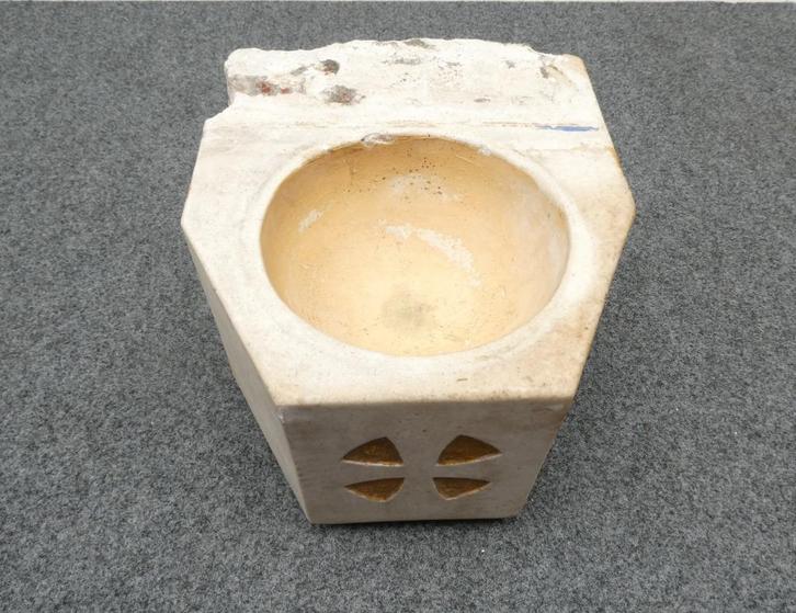 Stenen art deco wijwatervat uit de kapel, Antiek en Kunst, Antiek | Religieuze voorwerpen, Ophalen