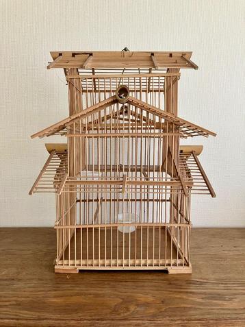 Vogelkooi in hout en bamboe  beschikbaar voor biedingen