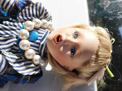Porseleinen meisjes pop met prachtige kralenketting, Verzamelen, Poppen, Zo goed als nieuw, Pop, Levensecht of Reborn, Ophalen