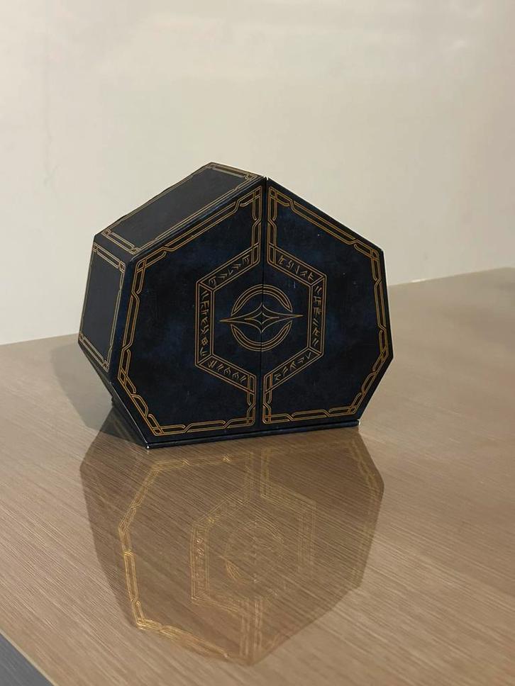 Tomorrowland Orbyz 2025 Treasure Case - Limited Edition, Verzamelen, Complete verzamelingen en Collecties, Ophalen of Verzenden