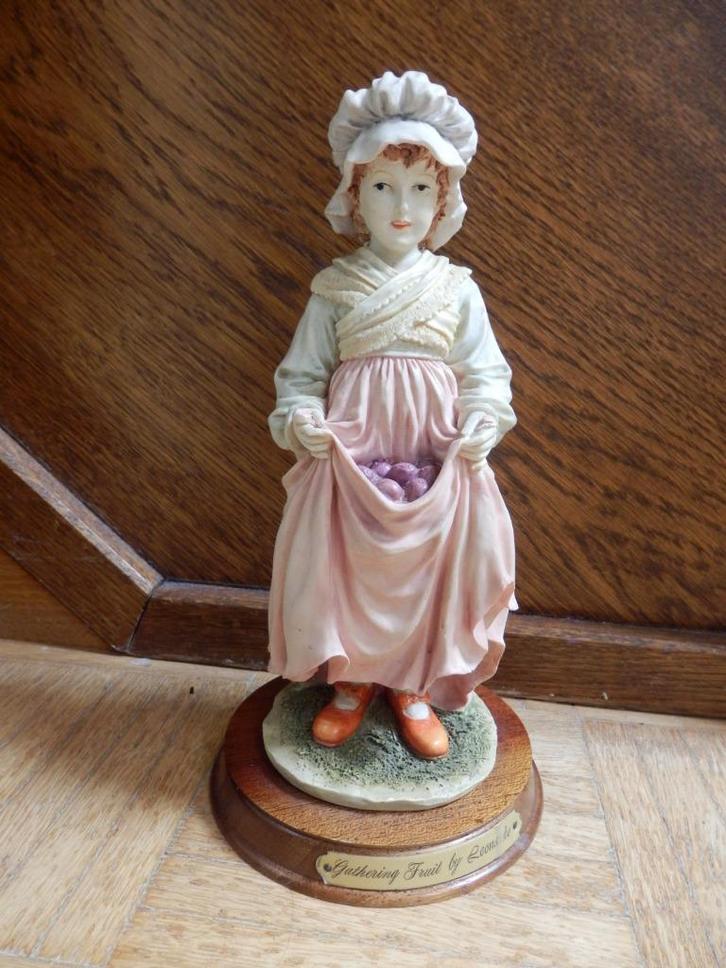 beeldje 'Gathering Fruit by Leonardo', Verzamelen, Beelden en Beeldjes, Gebruikt, Mens, Ophalen of Verzenden