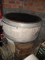 Antieke oude wasketel of waskachel, gietijzeren of betonnen, Ophalen, Gebruikt
