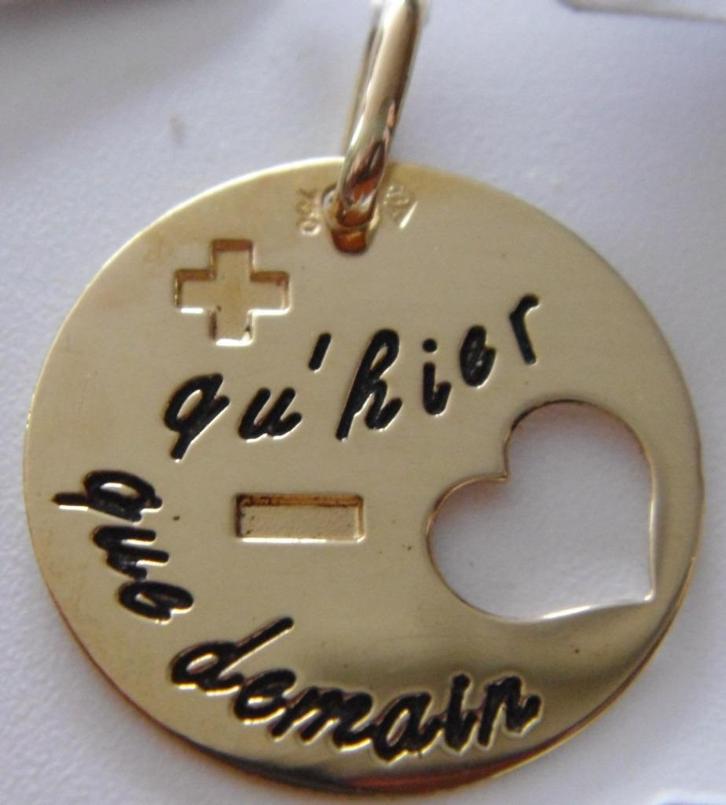 Médaille d'amour AUGIS or 18K  + qu'hier - que demain NEUVE, Bijoux, Sacs & Beauté, Pendentifs, Neuf, Or, Or, Autres représentations