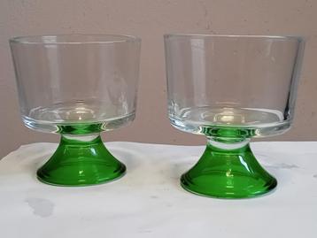2 Oude beker met groene voet beschikbaar voor biedingen