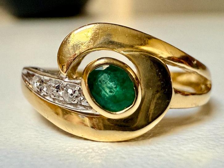 18 karaat gouden ring met natuurlijke diamanten en smaragd!, Bijoux, Sacs & Beauté, Bagues, Femme, 17 à 18, Jaune, Or, Avec pierre précieuse