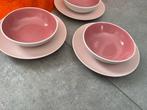 Set roze bordjes en kommetjes-op kot, Huis en Inrichting, Keuken | Servies, Ophalen, Gebruikt, Effen, Kop(pen) en/of Schotel(s)