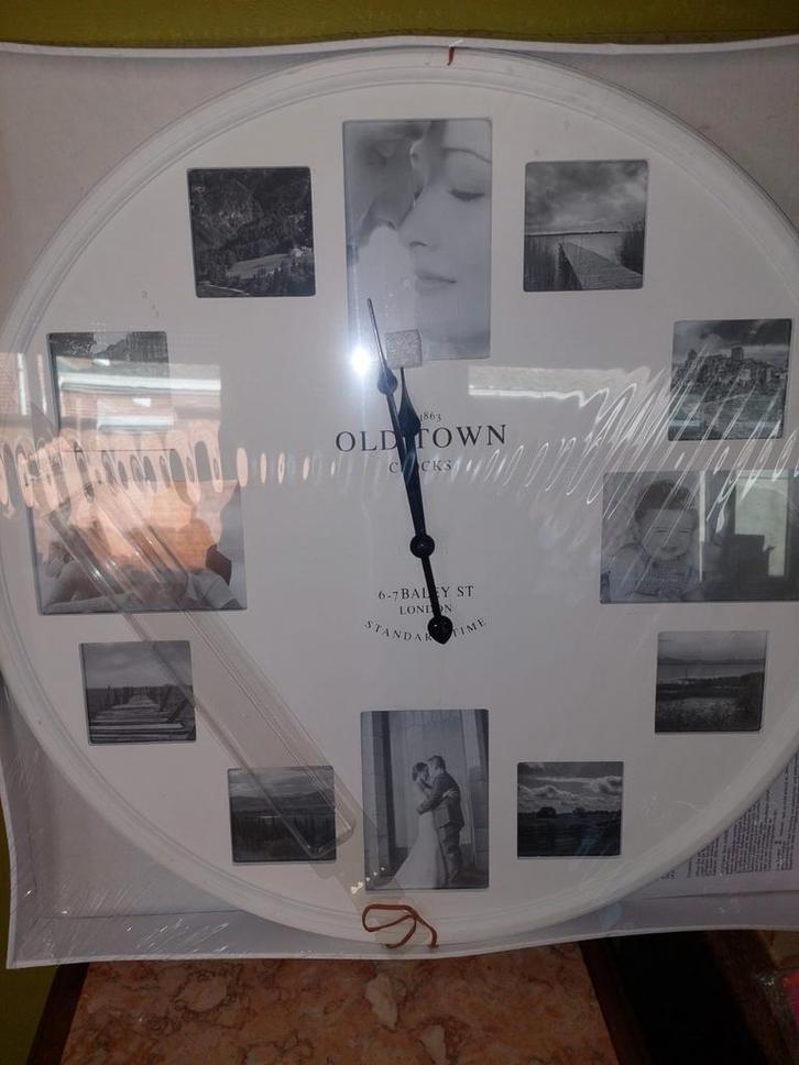 Horloge à piles avec galerie de photos, TV, Hi-fi & Vidéo, Photo | Cadres photo, Comme neuf, Enlèvement