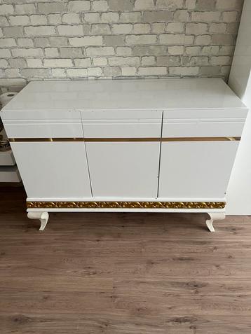 Kast beschikbaar voor biedingen