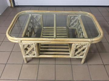 Table basse en rotin / verre pour véranda ou salon  beschikbaar voor biedingen
