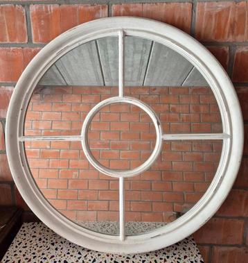 Rond spiegel met houten frame beschikbaar voor biedingen