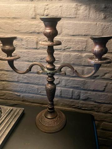 Metalen kandelaar beschikbaar voor biedingen