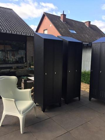 Degelijke 2 - deurs lockers / lockerkasten . Als nieuw ! beschikbaar voor biedingen