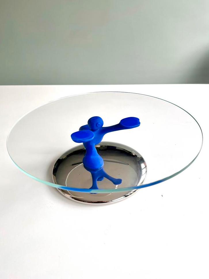 ALESSI taartenschotel Running man blauw, Huis en Inrichting, Woonaccessoires | Dienbladen, Zo goed als nieuw, Kunststof, Rond