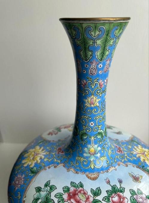 Speciale chinese croisonne met voetstuk, Antiek en Kunst, Antiek | Vazen, Ophalen of Verzenden