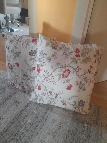 Kussens met bloemen beschikbaar voor biedingen