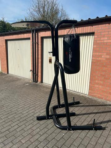 Zwarte bokszak met standaard Decathlon  beschikbaar voor biedingen
