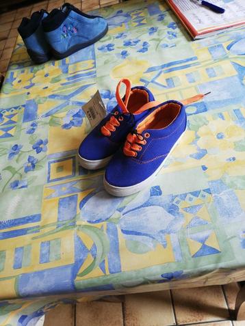Baskets bleues et orange. Pointure 30. Neuves