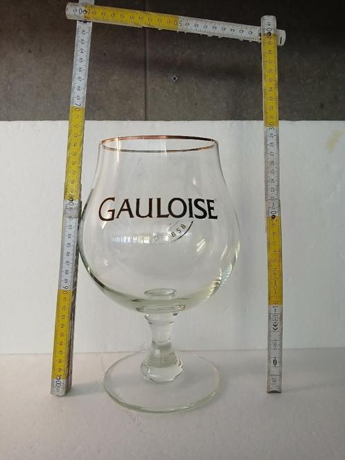 Glas op statief LA GAULOISE van 3 liters van Brie du Bocq to, Verzamelen, Biermerken, Gebruikt, Glas of Glazen, Overige merken