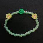 Armband met mintgroene rocailles smiley en bloemen, Handtassen en Accessoires, Armbanden, Nieuw, Elastiek, Goud, Met bedels of kralen