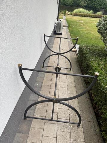 Tafel en stoelen beschikbaar voor biedingen