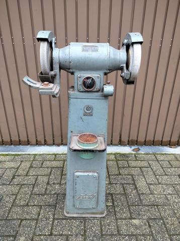 Slijpmachine op voet  beschikbaar voor biedingen